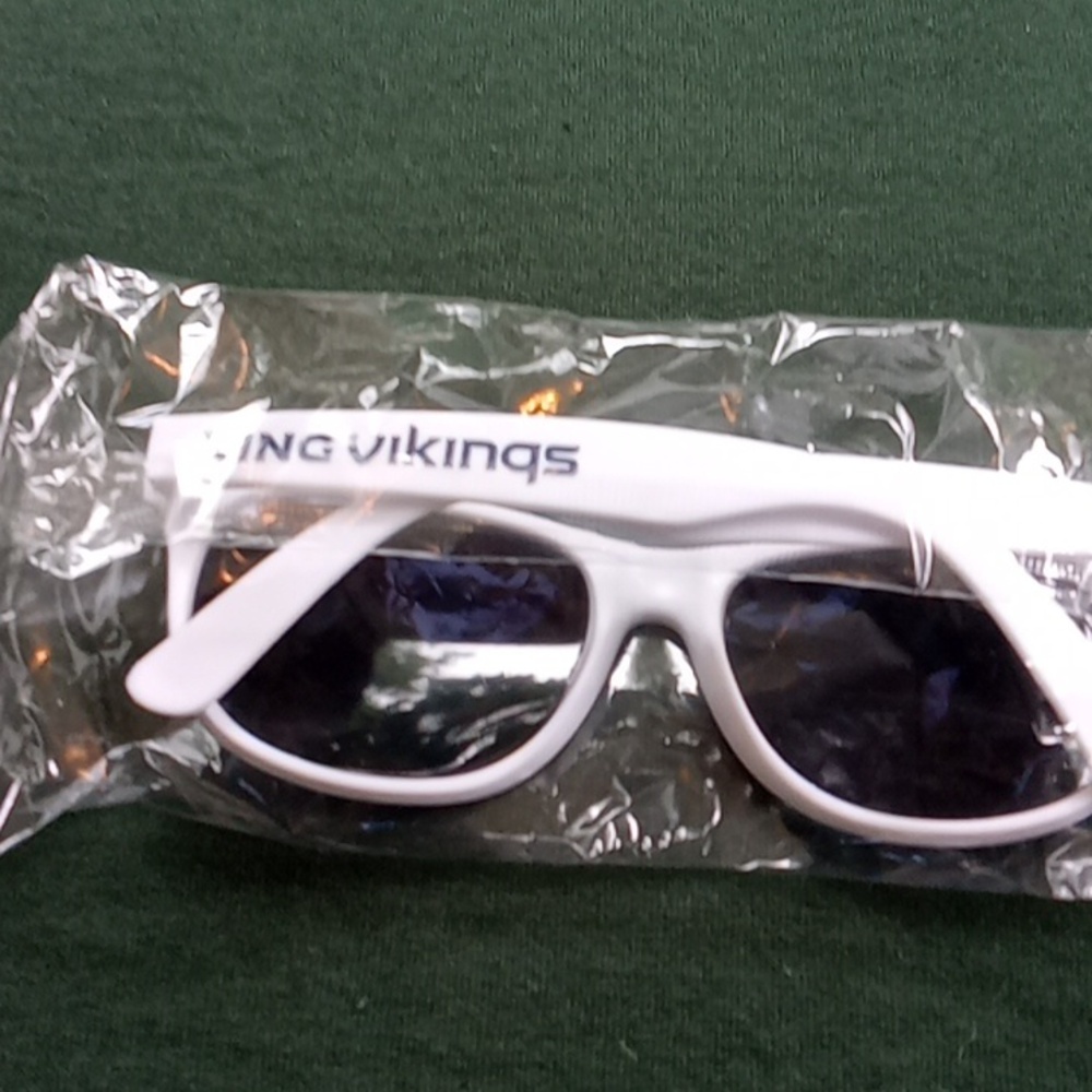WHITE RIMMED SUN GLASSES  NWOT - Picture 2 of 2